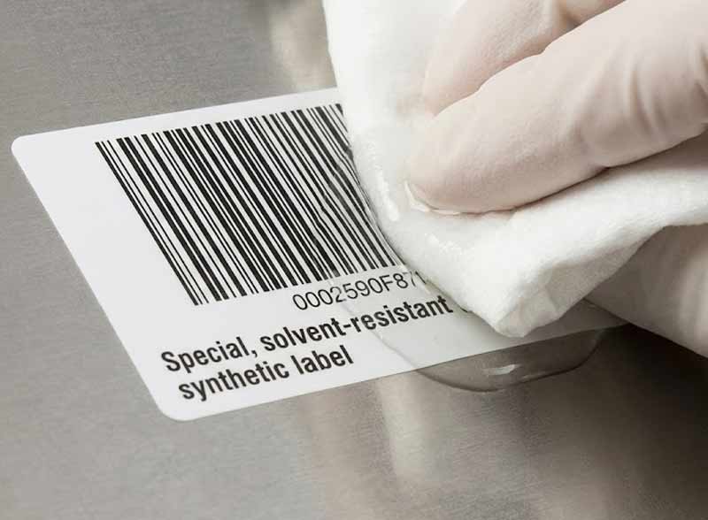 etichette che resistono al contatto con i solventi